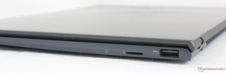 Côté droit : lecteur de carte micro SD, USB-A 3.2 Gen. 1.