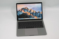 En test : l'Apple MacBook Pro 13 d'entrée de gamme (mi-2017, sans Touch Bar). Modèle de test aimablement fourni par Cyberport.
