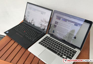 X1 Carbon HDR (à gauche) face au MacBook Pro 13 (à droite).