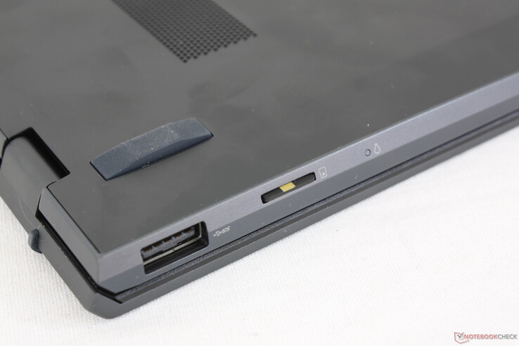 La carte micro SD du ZenBook 14 UX425EA doite être inséré à l'envers, contrairement à l'habitude.