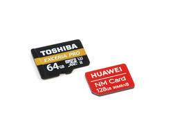 Notre carte micro SD de référence Toshiba Exceria Pro M501, à côté d'une nouvelle carte mémoire Huawei Nano.