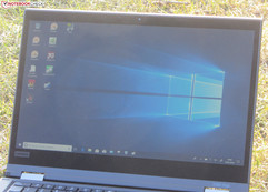 Le ThinkPad à l'extérieur (en plein soleil, le soleil étant derrière l'écran).