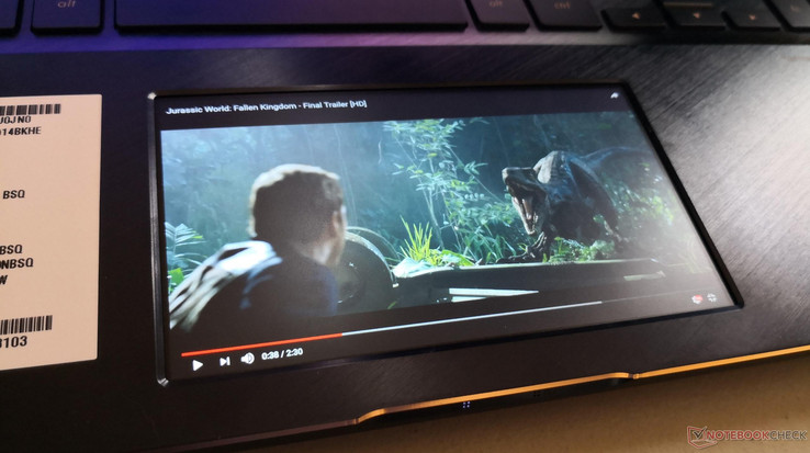 Regarder des vidéos 1080p sur le trackpad de l'Asus ZenBook Pro UX580GE : pourquoi pas ?