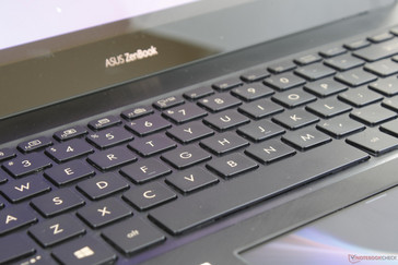 Le retour des touches du UX580GE est plus doux que sur un clavier Lenovo Precision ou que sur un HP Spectre.