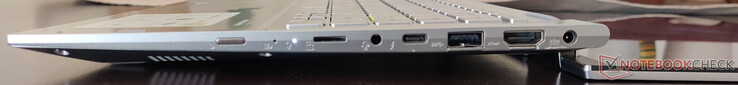 À droite : lecteur de carte microSD, prise audio combo, Thunderbolt 4, USB 3.2 Gen2 Type-A, sortie HDMI 1.4, entrée DC