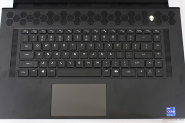 Dell a modifié la disposition du clavier en supprimant le pavé numérique et les touches Macro dédiées au profit de touches fléchées plus grandes et de grilles de ventilation plus nombreuses