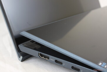Le ScreenPad mince semble fragile, mais il semble solide pour une utilisation en personne
