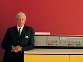Thomas Watson Jr., alors patron d'IBM, présente l'ordinateur System/360 en 1964. (Image : IBM)