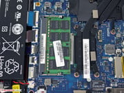 La mémoire système se résume à un slot RAM, ici occupé par un module de 8Go DDR3L 1600MHz.