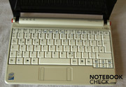 Le clavier est lui aussi blanc, certaines touches sont vraiment petites, mais la disposition est classique.
