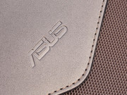 Un boîtier fin fabriqué en cuir synthétique de qualité est inclut comme accessoire de série,