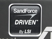 Le modèle utilise une SSD "SandForce" ADATA, le XM11.