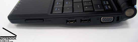 Flanc droit: Lecteur de cartes, 2x USB, VGA, Kensington