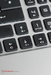 Les touches fléchées ne sont pas distinctement séparées du reste du clavier, choix étrange pour un 17 pouce.