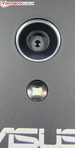 L'appareil photo dorsal arbore une lentille de 8 MP (3200 x 2400 pixels).