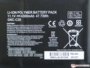 La batterie lithium-polymer est sécurisée via des vis.