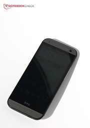 HTC nous propose une version plus petite de son One M8, lui faisant subir un léger lifting.