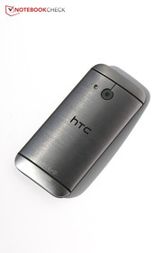 Le HTC One Mini 2 offre une prise en main confortable, grâce à son écran 4,3 pouces et à son dos incurvé.