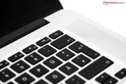 Le bouton power est inclut dans le clavier comme pour le MacBook Air.