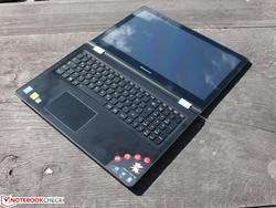 Le Lenovo Yoga 500-15IBD (80N6008AGE), exemplaire fourni par Cyberport.de.