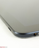 Le lecteur de cartes microSD se trouve sur la tranche inférieure de la tablette.