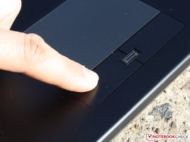 Le touchpad possède de grandes touches mais le point de pression n'est pas clair