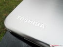 Toshiba a fait appel à de l'aluminium brossé.