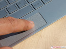 Les boutons sont dissimilus dans le système du clickpad, en fonction de la position du doigt, le pavé tactile interprètera un clic droit/gauche.