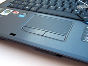 Au contraire, le touchpad est ergonomique et possède une barre de scrolling bien délimitée.