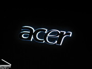 L'arrière est décoré avec le logo Acer illuminé, ce qui est joli dans les environnements sombres.