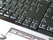 Le clavier est très beau, car la surface des boutons est plane. L'utilisateur doit d'habituer à ces touches.