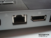 RJ 45 Gigabit LAN et display port sur la gauche (pas de HDMI)