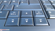 Les touches fléchées sont légèrement séparées du reste du clavier.