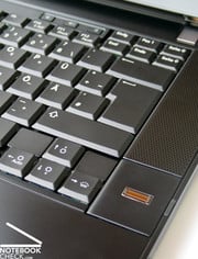 Le clavier est principalement caractérisé par une disposition claire et des touches spacieuses.
