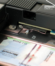 Par conséquent, l'ordinateur portable est compatible UMTS (la carte SIM peut être insérée sous la batterie).