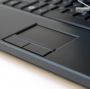 Il est soutenu par un touchpad avec une surface plaisante à uiliser. Les deux touches doivent être pressées, ce qui est typique des portables Dell.