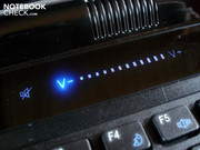 Une barre tactile est au-dessus du clavier.