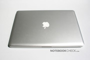 La nouvelle batterie implantée n'est, malheureusement, pas échangeable par l'utilisateur, mais conduit le MacBook à une excellente autonomie.