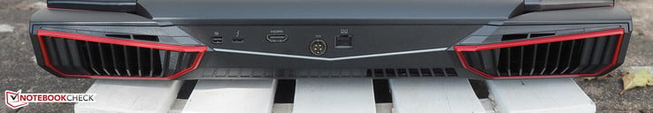 A l'arrière : Mini-DisplayPort, USB 3.1 Gen.2 Type-C avec Thunderbolt 3, HDMI, entrée secteur, RJ45-LAN