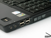 Les équipements d'interface sont abondants et incluent entre autres 6 ports USB, un port HDMI, et un port d'arrimage.