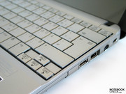 L'espace généreusement employé pour le clavier est responsable du confort de frappe, et le clavier est adapté à une frappe intensive.