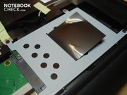 Le disque dur de 320 GByte de Hitachi/LG tient sous un couvercle et tourne à 5400 tr/min