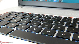 Le clavier peut être enfoncé profondément, pas très agréable. Mais il dispose d'un joli rétroéclairage des touches...