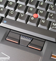 Un véritable Thinkpad a également un TrackPoint rouge entre ses touches noires comme souris de remplacement supplémentaire à côté du clavier.