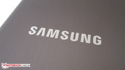 Naturellement, un logo Samsung est là.