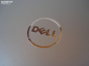 le logo Dell au dos de l'écran.