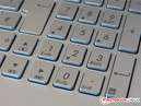 Le clavier intégère un pavé numérique séparé...