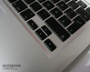 Le clavier est convaincant avec des touches de pleine grandeur - seules les touches de direction sont légèrement plus petites que d'habitude.