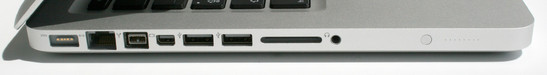 Gauche: MagSafe (alimentation), Gigabit LAN, Firewire 800, port mini display, 2x USB 2.0, lecteur de cartes SD, entré (analogue/optique) ou sortie analogique, DEL de statut de la batterie