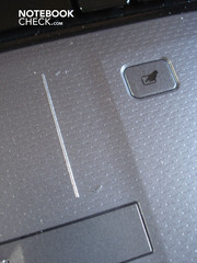 Le touchpad possède sa propre barre de défilement vertical et un bouton de désactivation